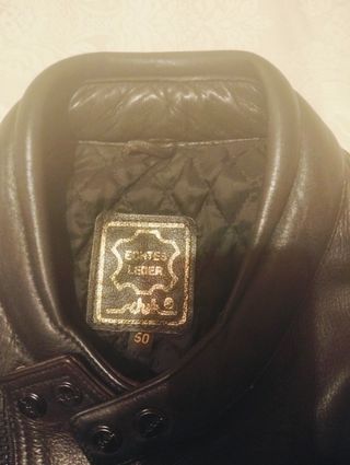 Chaqueta motera de piel de cuero negra reforzada.