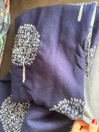 Bufanda azul y gris con estampado de árboles