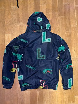 Chándal Lacoste con estampado de la marca