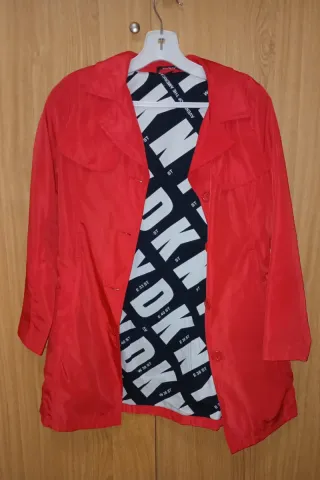Gabardina DKNY Roja con Forro Estampado
