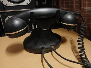 Teléfono Antiguo Negro y Dorado