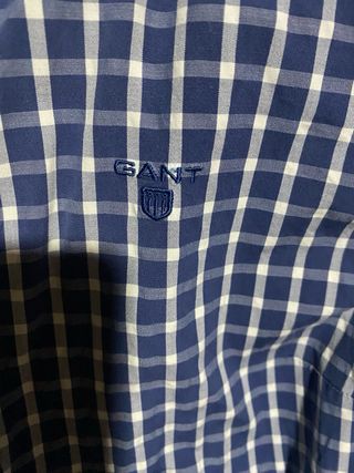 Camisa Gant Cuadrito pequeño Azul y Blanco.