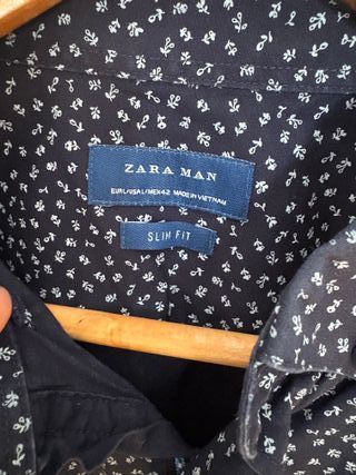 Camisa Zara azul con estampado blanco