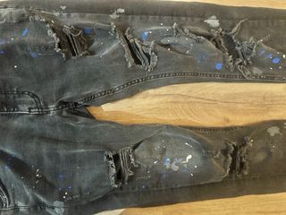 Vaqueros rotos con pintura azul y gris