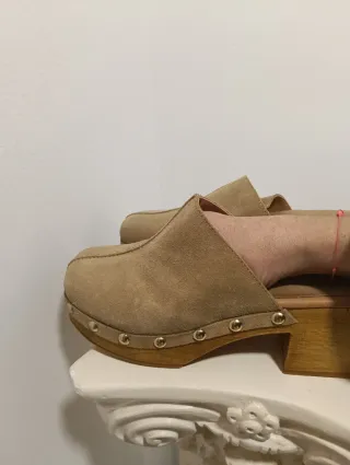 Zuecos Camel Tachuelas Madera