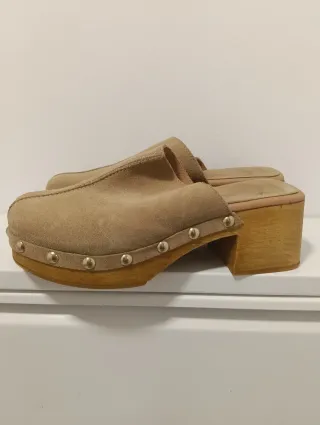 Zuecos Camel Tachuelas Madera