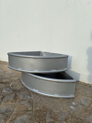 Comedero para caballos metálico