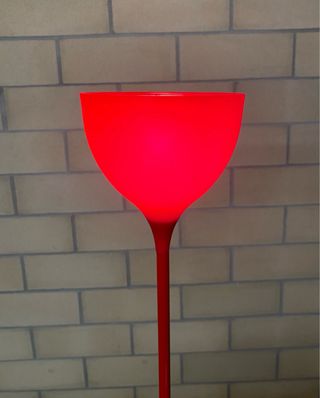 Lampada da terra a luce rossa