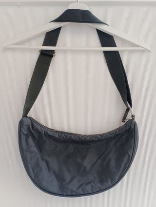 Bolso bandolera negro acolchado con asa ajustable