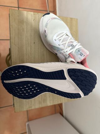 Nike Quest 5 Blancas Flores