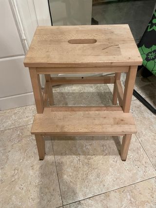 Escalera de madera con dos peldaños