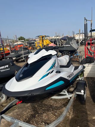 Moto de agua Yamaha blanca