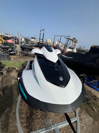 Moto de agua Yamaha blanca