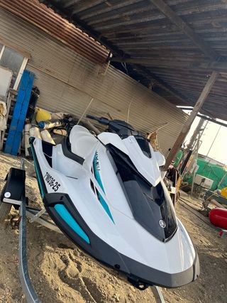 Moto de agua Yamaha blanca