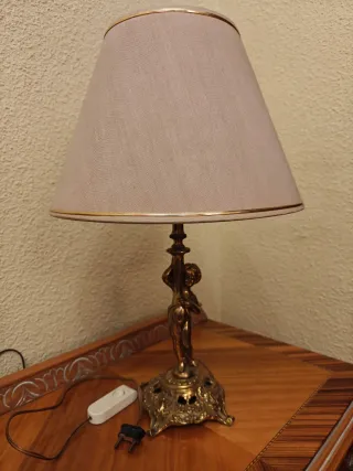 Lampade da tavolo in ottone con figura infantile