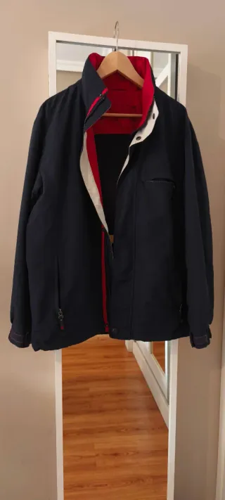 Abrigo azul y rojo