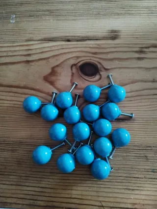 Tiradores azules, para puertas a 1 € cada uno