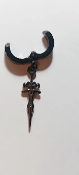 Pendiente Aro Negro con Colgante Espada
