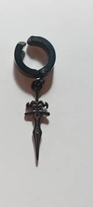 Pendiente Aro Negro con Colgante Espada