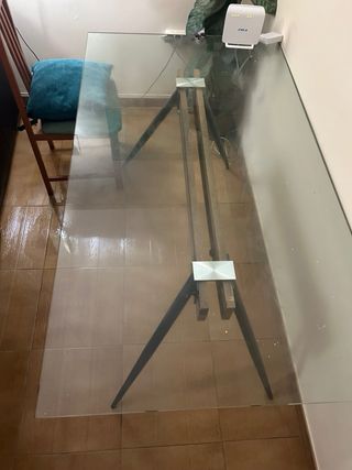 Mesa de comedor grande de cristal templado.