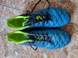 Botas de fútbol sala azules y verdes