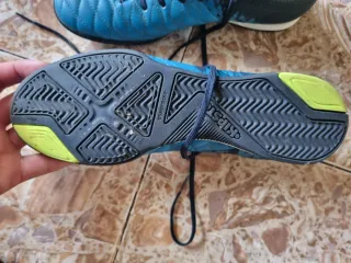 Botas de fútbol sala azules y verdes