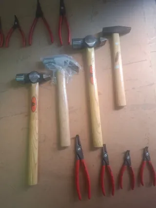 LOTE ALICATES Y MARTILLOS RESERVADO LUCAS