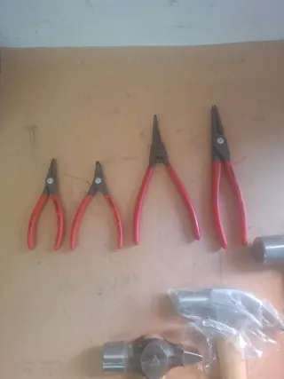 LOTE ALICATES Y MARTILLOS RESERVADO LUCAS