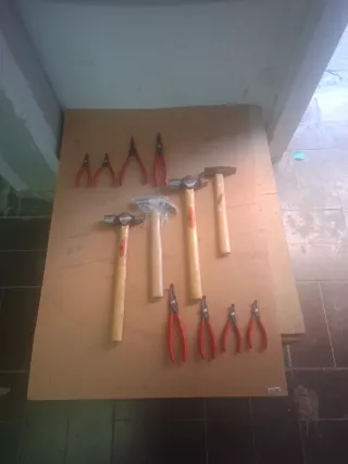 LOTE ALICATES Y MARTILLOS RESERVADO LUCAS
