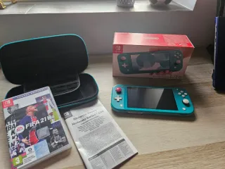 Nintendo Switch Lite Verde + FIFA 21 en su caja.