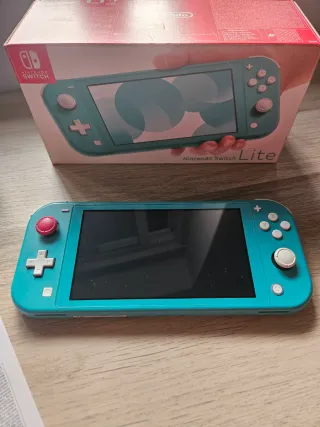 Nintendo Switch Lite Verde + FIFA 21 en su caja.