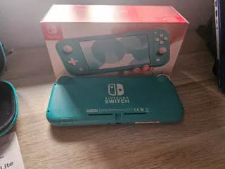 Nintendo Switch Lite Verde + FIFA 21 en su caja.