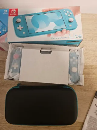 Nintendo Switch Lite Verde + FIFA 21 en su caja.