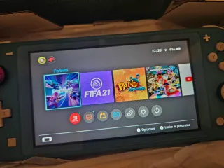 Nintendo Switch Lite Verde + FIFA 21 en su caja.