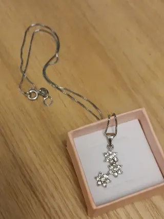 Cadena plata con colgante flores brillantes