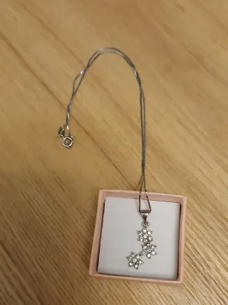 Cadena plata con colgante flores brillantes