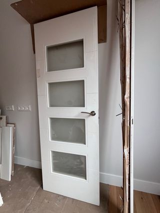 Puerta blanca con 4 cristales, 203x72cm