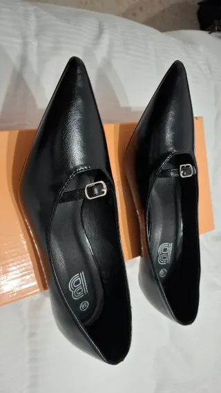 Zapatos tacón veganos negros talla 38.