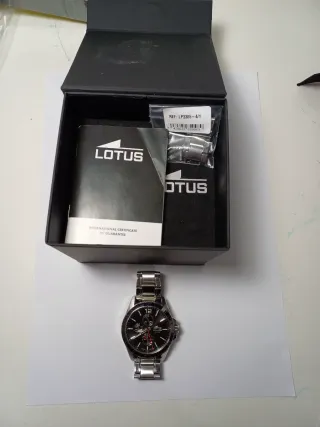 Reloj Lotus Negro y Plateado