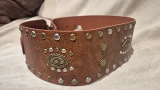 Cinturón ancho tachas marrón y dorado