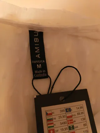 Blusa blanca con volantes y manga larga