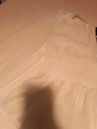 Blusa blanca con volantes y manga larga