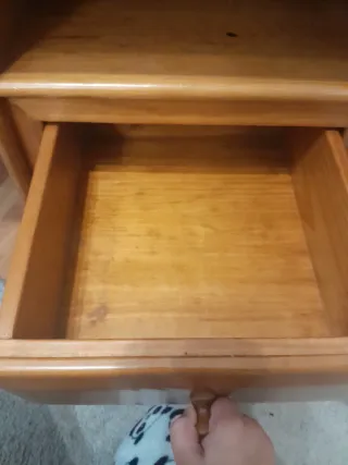 Escritorio de madera en buen estado