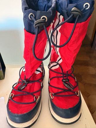 Botas Moon Boot rojas y azules