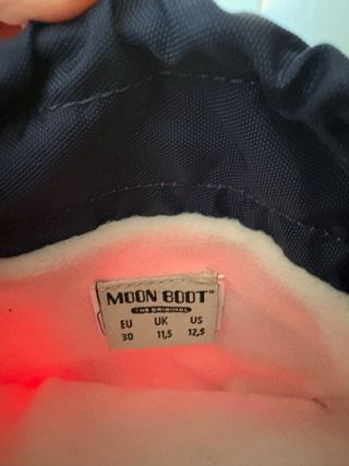 Botas Moon Boot rojas y azules