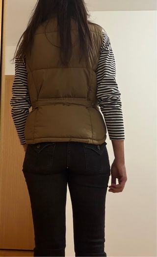 Chaleco acolchado marrón.  Sin uso