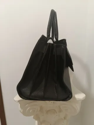 Bolso Guess Negro de mano o brazo. Venta en mano.