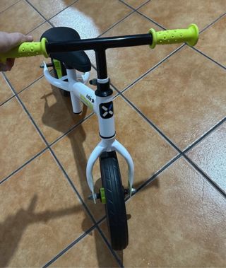 Bicicleta sin pedales B'TWIN blanca y verde