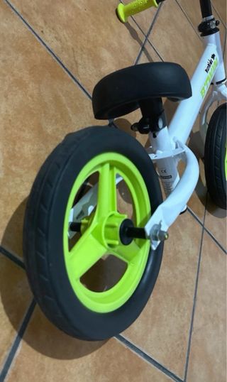 Bicicleta sin pedales B'TWIN blanca y verde