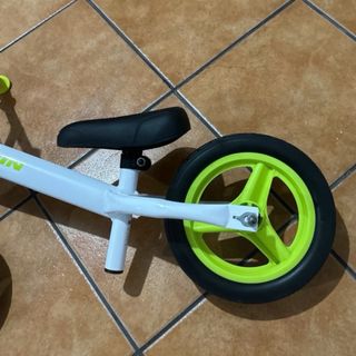 Bicicleta sin pedales B'TWIN blanca y verde